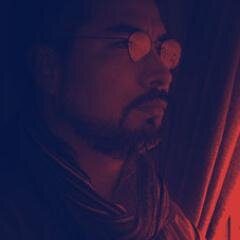 Amante de la pintura, la poesía, la música, el buen cine y el futbol.  Buen conversador y un poco neuras (y quien no). Ósea un tipo común como cualquier otro.