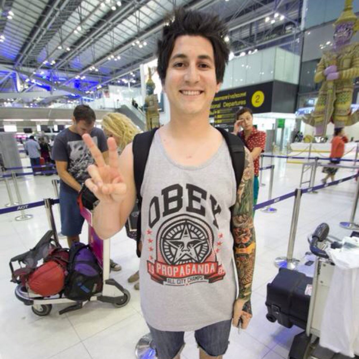 Bassist of Pierce The Veil. Vendo tacos y me prostituyo(?).Soy Jaimita de PTV(8)'-mitad Mexicano, half American- #RolBand #JaimePanchoDelRíoPreciadoDeLaRosa (?)