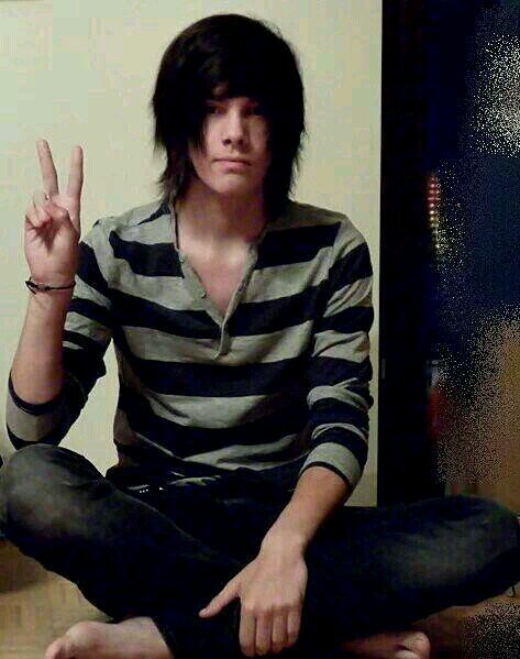 Hey guys, I'm Jacob and it's nice to meet you. 17 and single. HMU