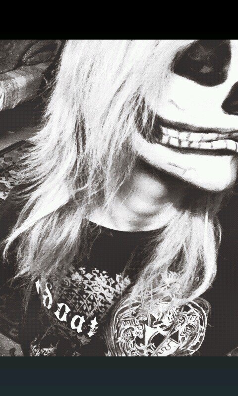 suisiighdal's profile picture. She can paint a pretty picture but this story has a twist, her paintbrush is her razor and her canvas is her wrist.