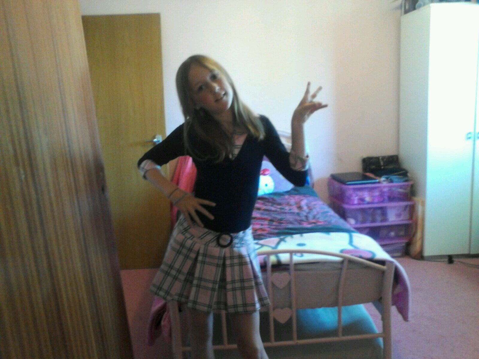 hi my name is chloe i am 11 and i love to dance cook feel free to follow me