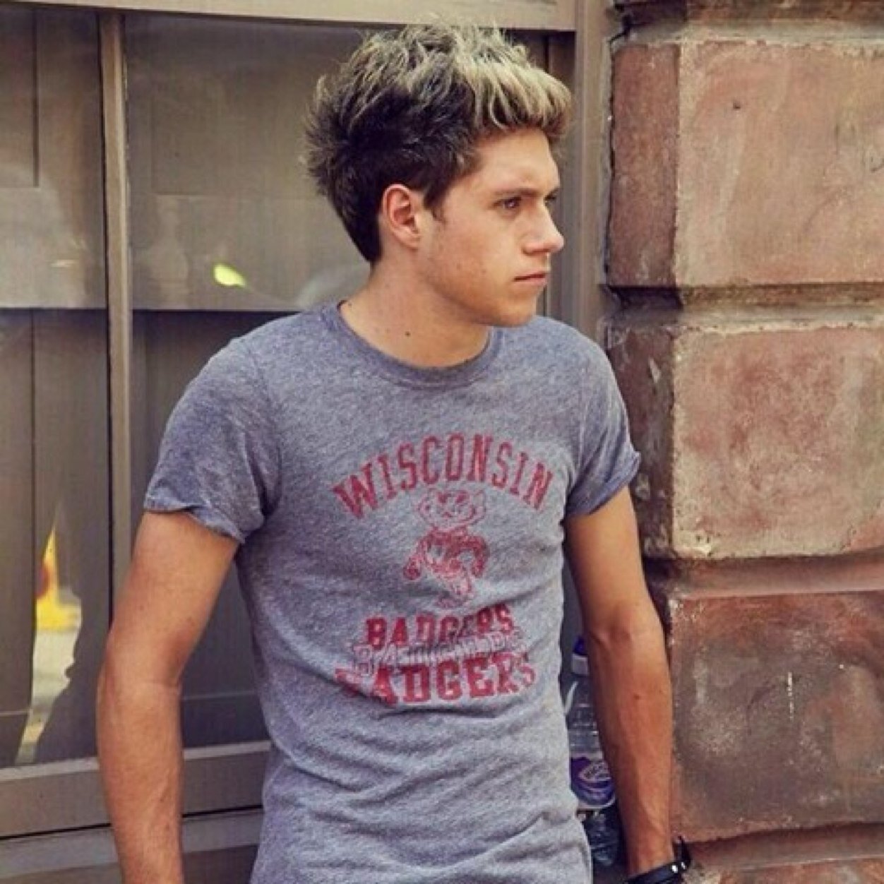 this is a free follow from @darlinghxrrys follow her and she'll follow back! ♡
