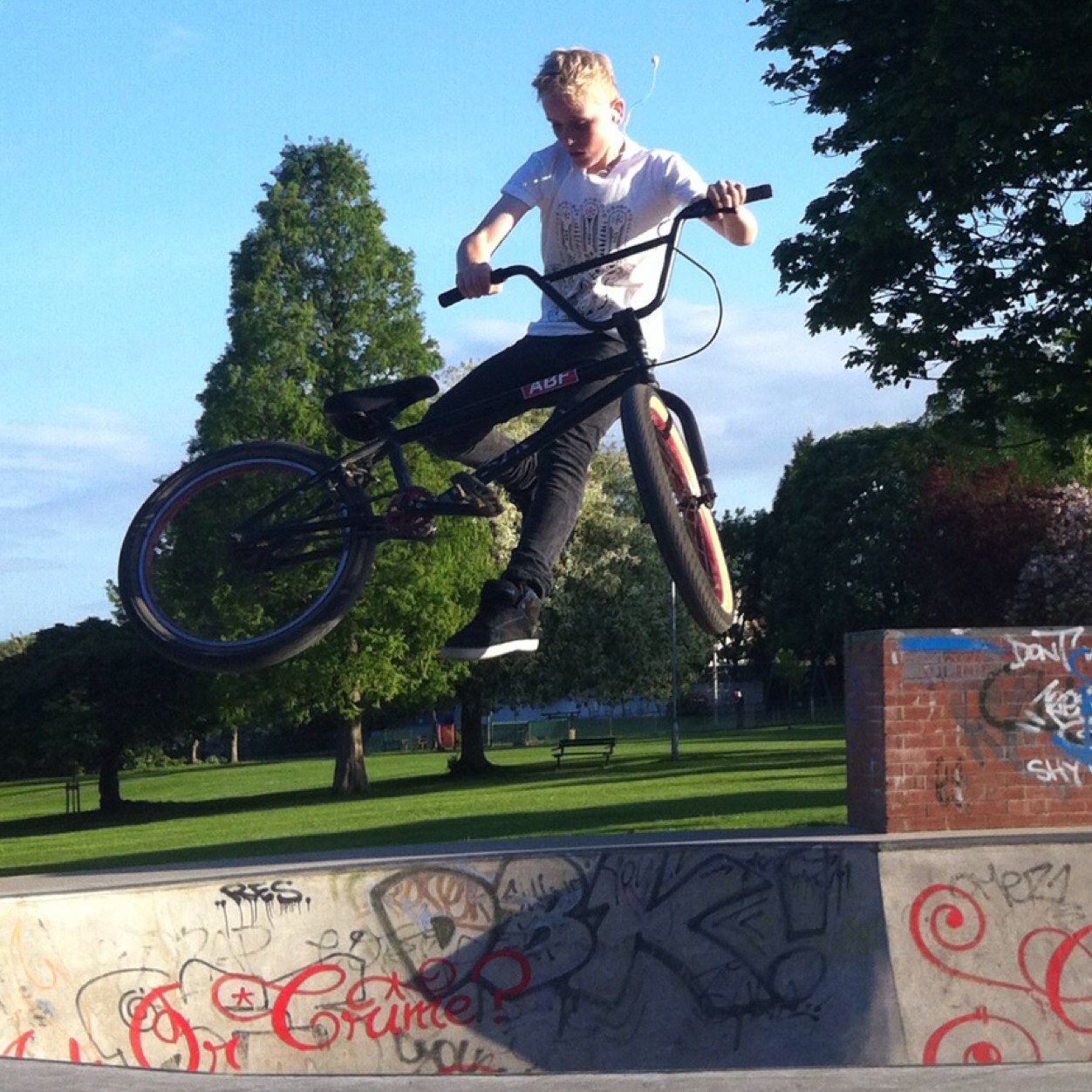 Luke britton, Uk,bristol I ride bmx and scooters are gay ,Im1⃣4⃣, i follow back so press the buttonpeace out ✌️