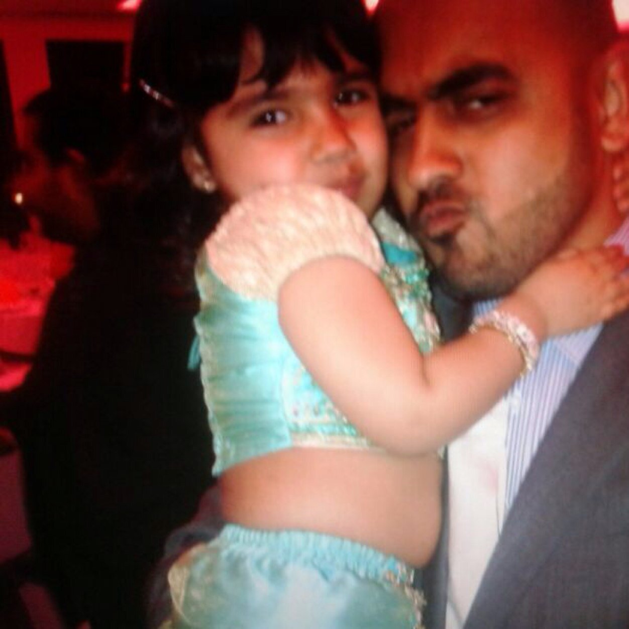 EsaylocoSam's profile picture. Follow me and I will assume that you are a human. Also from time to time I follow back. Separating the real #tweets from the #fakes