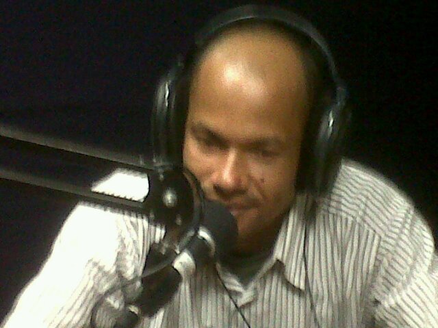 Locutor ,estudia comunicacion social oym ,vive sto dogo  lugar de nacimiento Los pinos del eden.