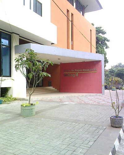 Gedung M FISIP UI, tolong rawat aku dengan benar, aku tak mau terbakar sepertinya.