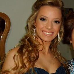 Quem quiser vencer na vida deve fazer como os seus sábios que mesmo com a alma partida mantiveram o sorriso nos lábios. http://t.co/WNrsv650Ol