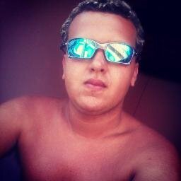 Não vivo para agradar ninguém, pois quando for fazer as minhas escolhas terei que enfrenta-lás sozinho . !