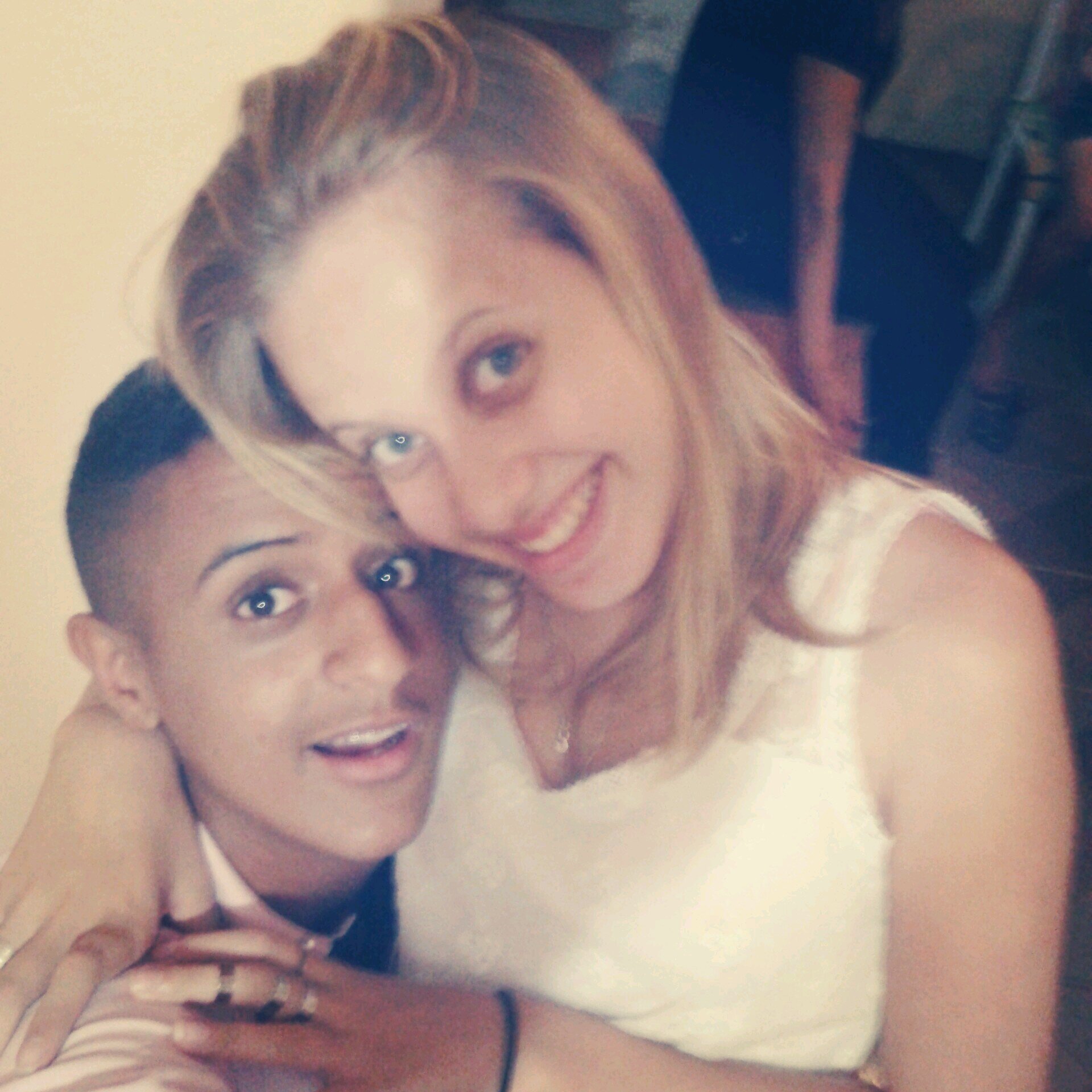 Debaixo da maquiagem e por trás do meu sorriso, eu sou apenas uma menina que deseja o mundo. -MARILYN MONROE