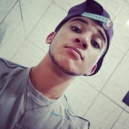 Estou sempre alegre e essa é a melhor maneira de resolver os problemas da vida.