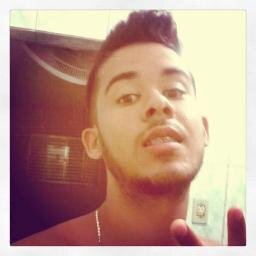 Um adolescente de 16 anos, Santista.