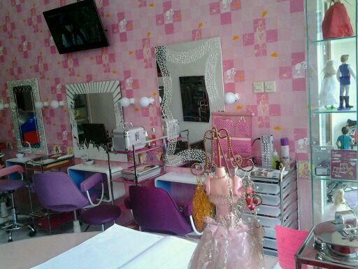 *Ratu Ayu Salon*.. salon tema barbie yang serba pink. disc 20% loh :D ayo join 082120060402