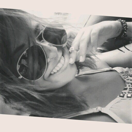 Dura como uma pedra e frágil como um vidro.
#TeamBreezy ♡