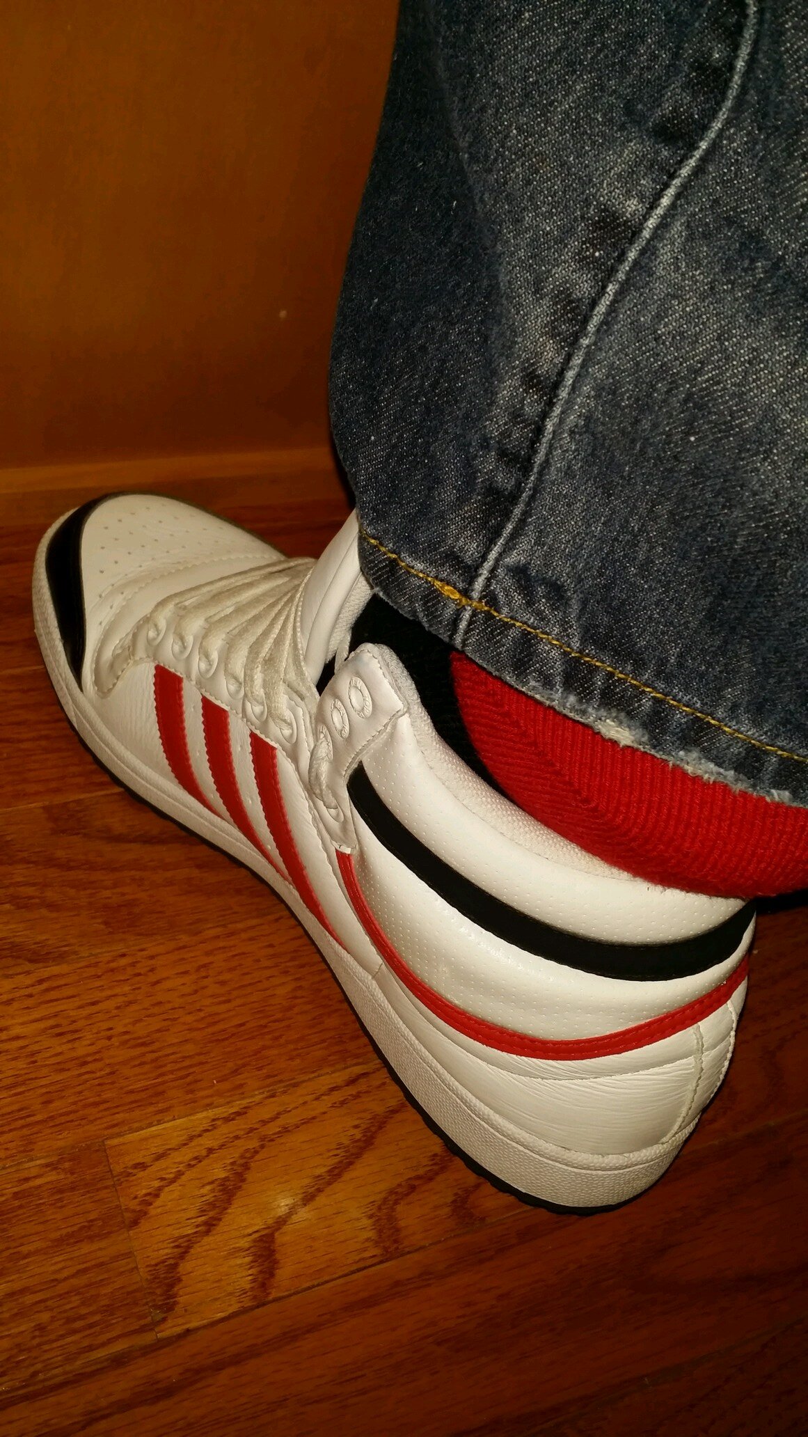 A guy into sneakers and sox! Adult Content Plz be 18 yrs or older!
