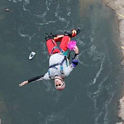 AlemaosSaltos's profile picture. Το να κάνεις το άλμα στο κενό ή στην άλλη πλευρά (αυτή του παραλόγου) ως συνώνυμο της τρέλας ανακλάται φυσικά και στο κλασικότατο σαλτάρω.