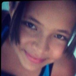 sou branca olhos meios castanhos cabelo meio preto e loiro meios fios