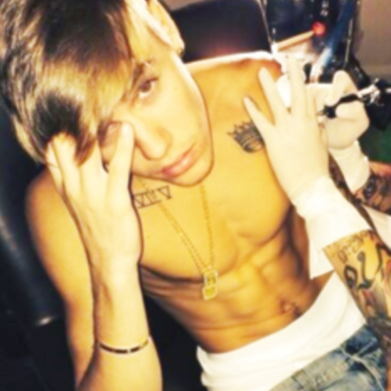 Justin Bieber || single || scopamico || Benzo || se sono stronzo è perchè le persone mi hanno fatto diventare cosi.