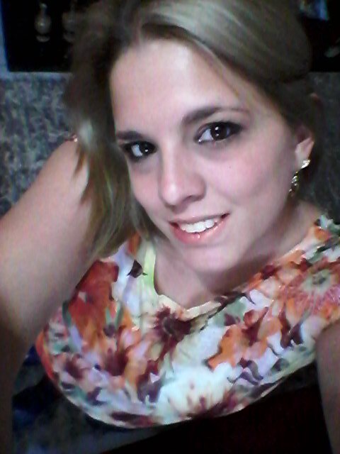 Sou mãe e esposa , dedicada e determinada, sou do tipo que odeia a falsidade e de pessoas que não tem trava na linguá , goste de mim ou não essa sou eu !!!