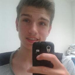 Javier Suarez García/ 17 años/ Me encanta jugar al futbol y quedar con los amigos/ Instituto: Santiago Ruiseñol.