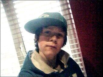 DONT FOLLOW THIS ACC. BUT FOLLOW --- @mexicanarry ask her for a followback. ily bby. x :)