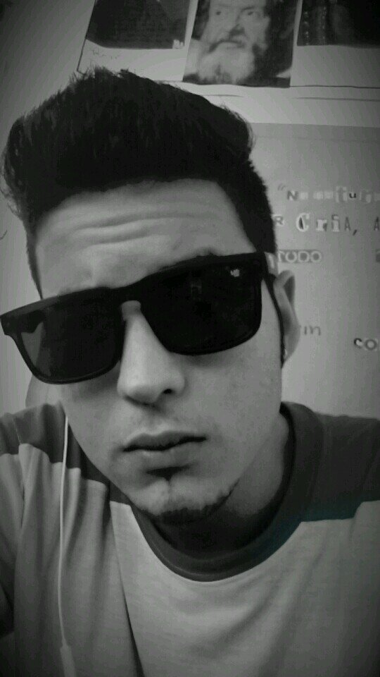Luan╰ɵ───ɵ╯Aqui quem menos corre voa aqui não tem marcha lenta, aqui só tem cientista o que não existe nóis inventa! CBJR