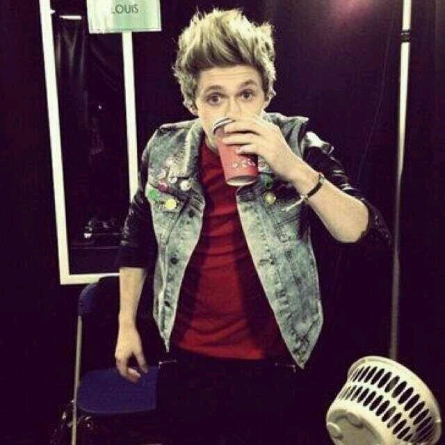 This is a free follow from @niallgxcci. Please follow her and I'm pretty sure she'll follow you back. Stay fabulous ❤