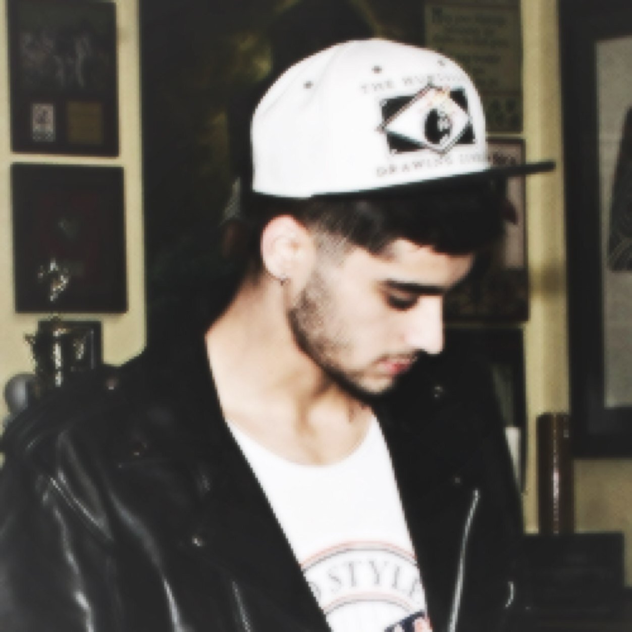 please follow @zxrrymoans ily :)