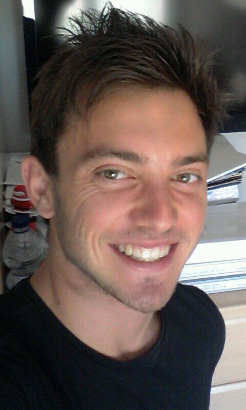 Profesor de Tenis , Tenista Malagueño y Estudiante en la facultad de Derecho de Málaga .