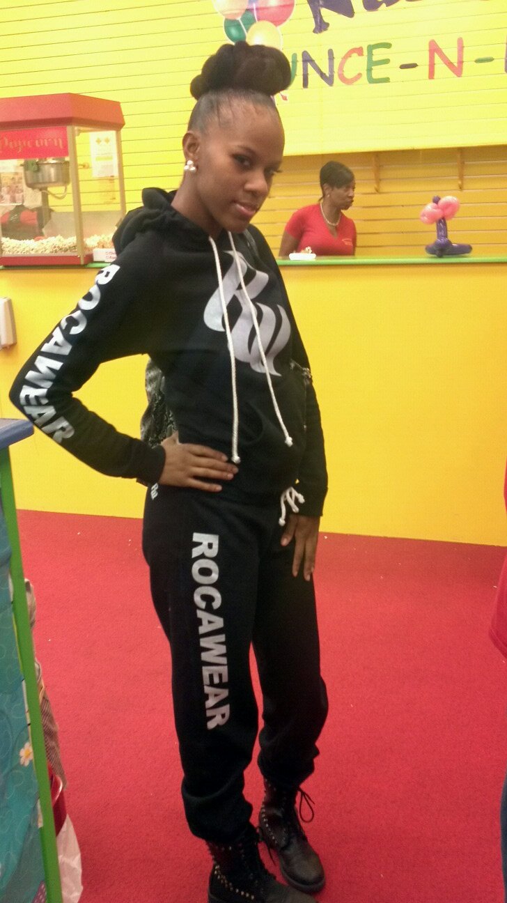 - onlyy rocks widd pretty girls , cuz we the best fqk the rest -#teamgetmoney .#teamripfattman . #teamKEN #teamTAKEN . #teamfqkkyupayyme .