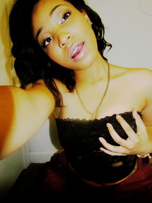 AmiLentron's profile picture. I wish my phone would vibrate right now and your name comes up on the screen.