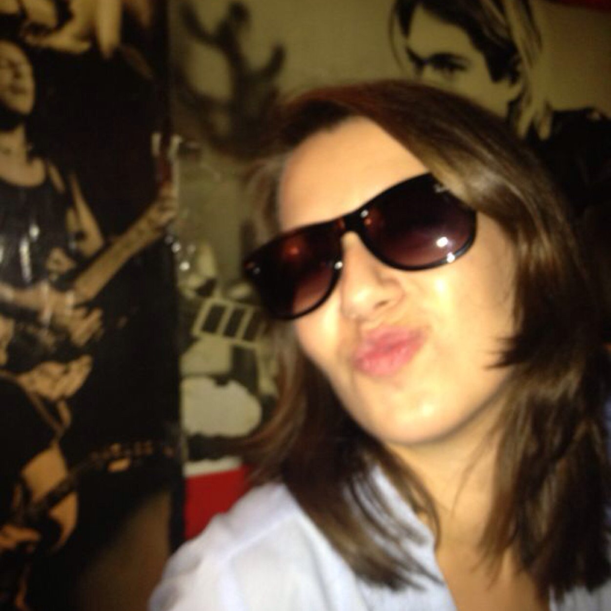 clozrey's profile picture. Tristeza es ese sentimiento que te deja el amor después de haberlo perdido.