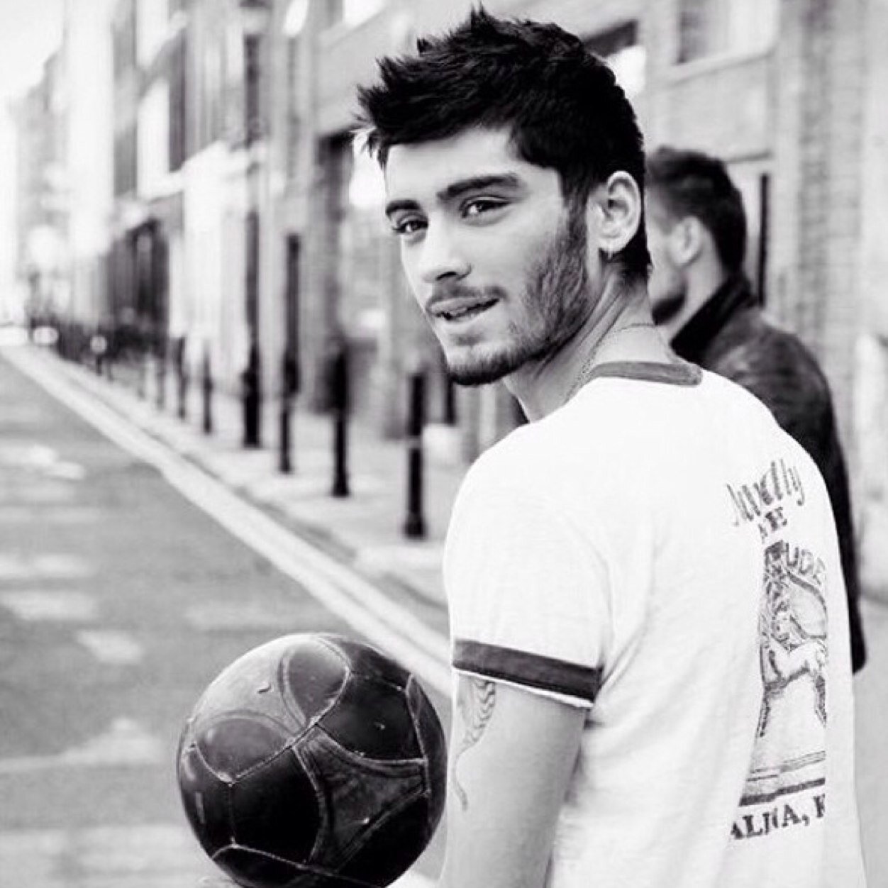 i just gave you a free follow, so go follow @_zaynspotato_ for me :) x