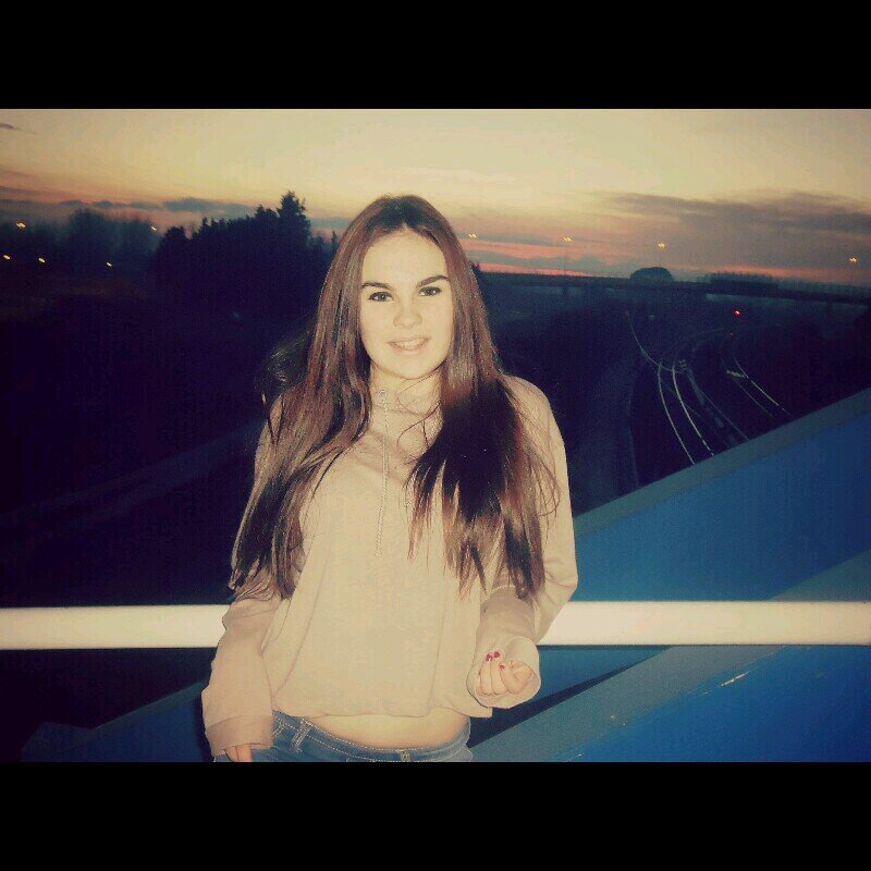 DREAM16.3.2013  since 12.3.2013 cody simpson followed me.  13-06-2014  a metros de Miley, me ha mirado en el bangerz tour Barcelona y.