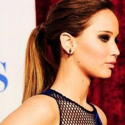 Meu nome é Katniss Everdeen. Tenho 17 anos. Eu taquei fogo no quintal do Snow. Matei o velho. Me casei com o bread boy.