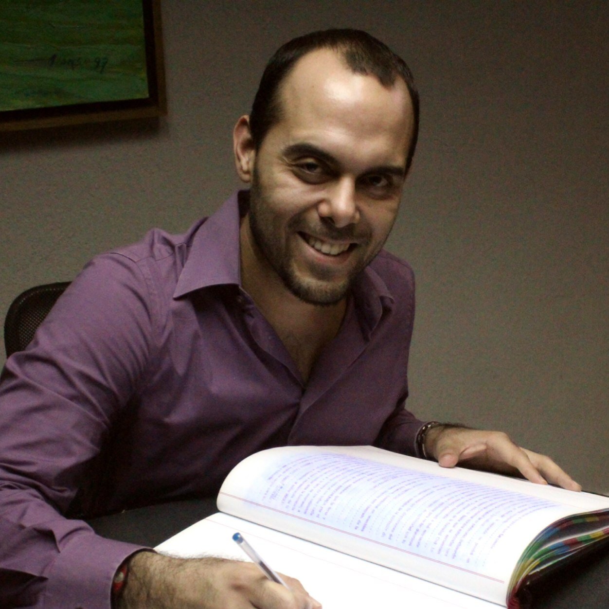 Abogado, Maestrías en Derecho Mercantil por la Universidad Marista de Mérida y Administración Pública en la Universidad Anáhuac Mayab.