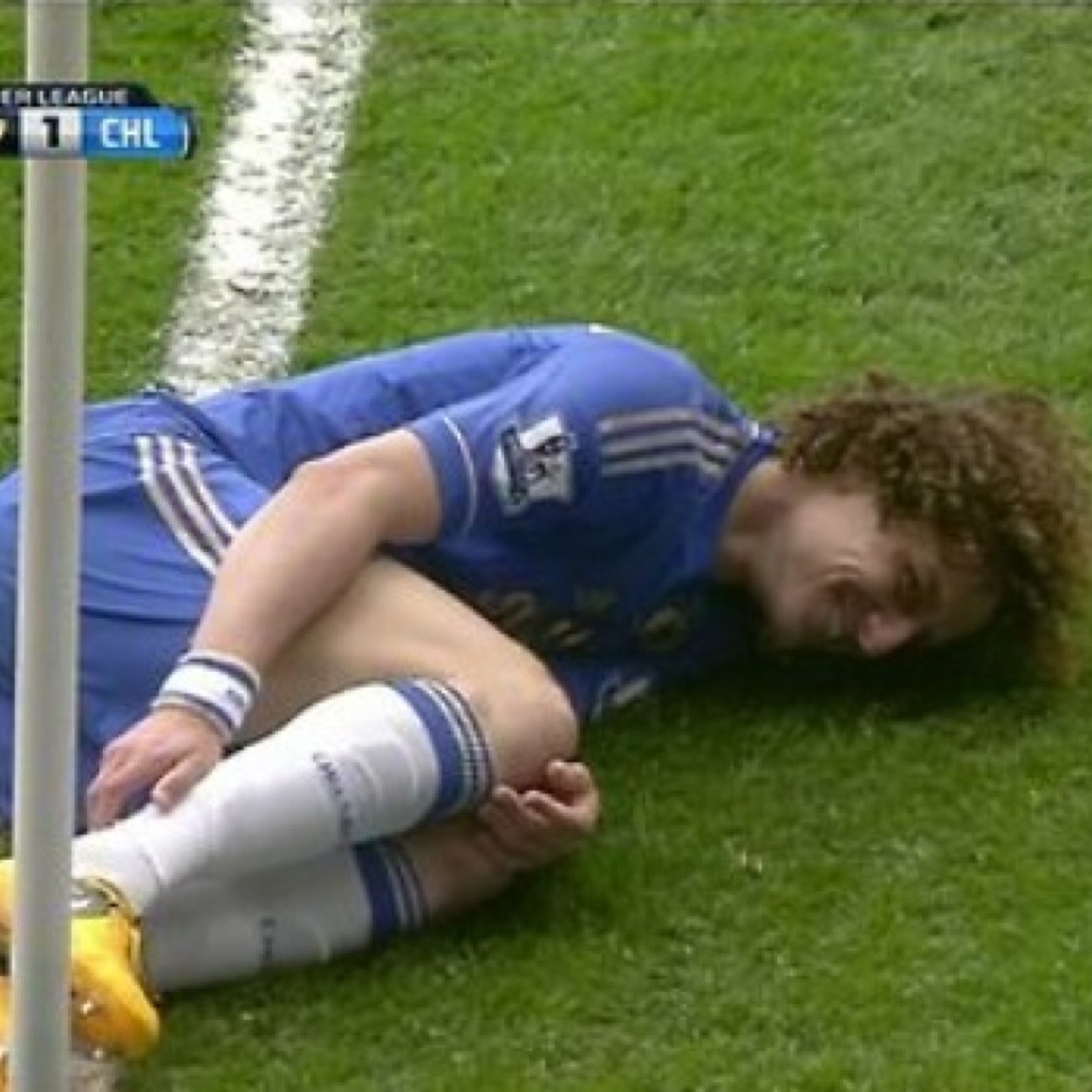 É só procurar o cabelo correndo no campo. Solteirão, cabeludo e metido a engraçado nas horas vagas. Não sou o David Luiz, isso é apenas uma brincadeira.