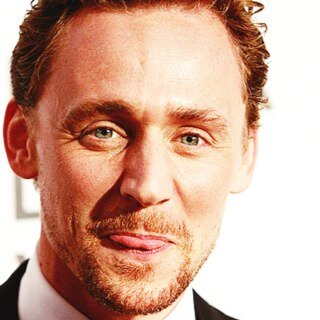 Tom Hiddleston aka Loki Laufeyson。Real life Prince Charming。Muito velho pra todo mundo desse site、。