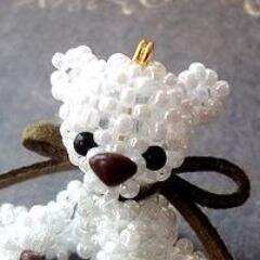 オリジナルのビーズモチーフ＆アクセサリーを作成している「ShionBeadwork」です。minne、Etsy、Creemaにて作品やレシピを販売しています。YouTubeにて作成動画を公開中。