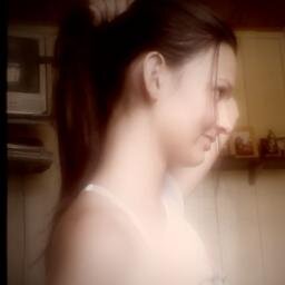 Eu sou chata, eu sou louca, sou criativa, simpática, bonita (não), divertida, arrogante, irritada e muito feliz! ♥ ♥