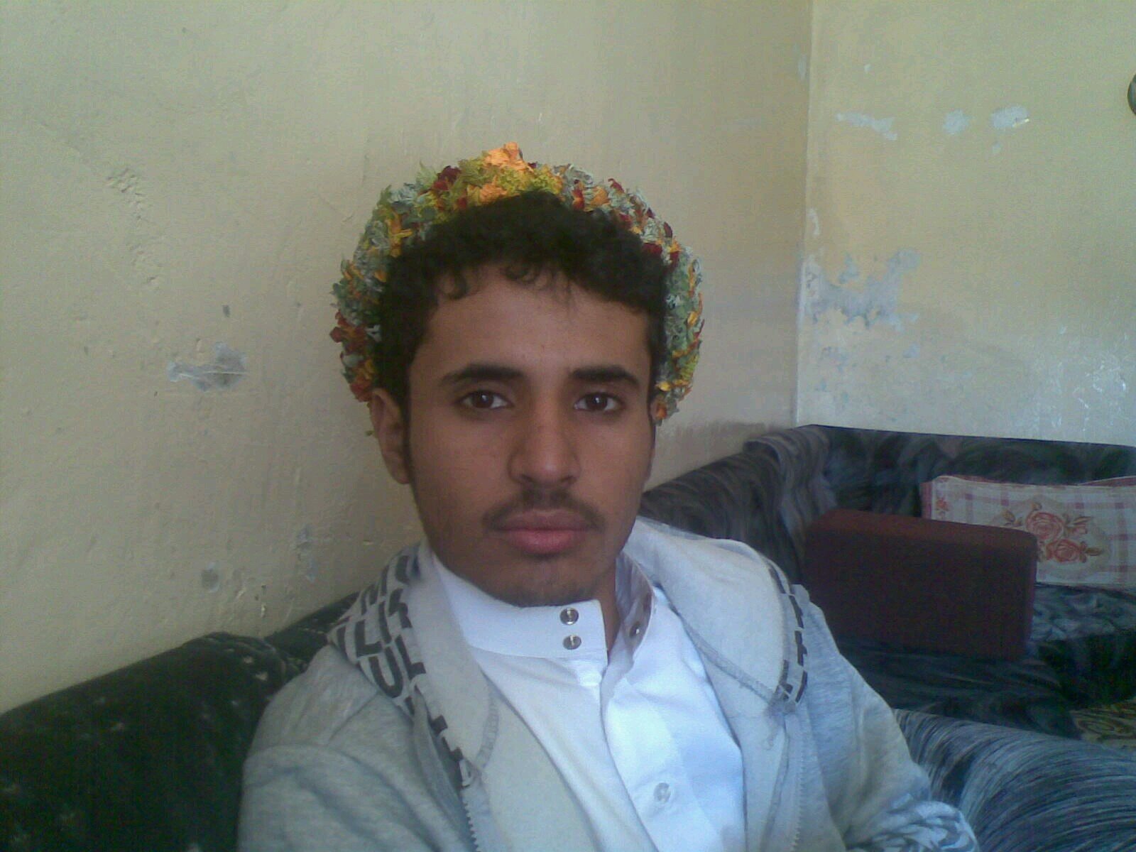 من احب الحياه عاش ذليلا