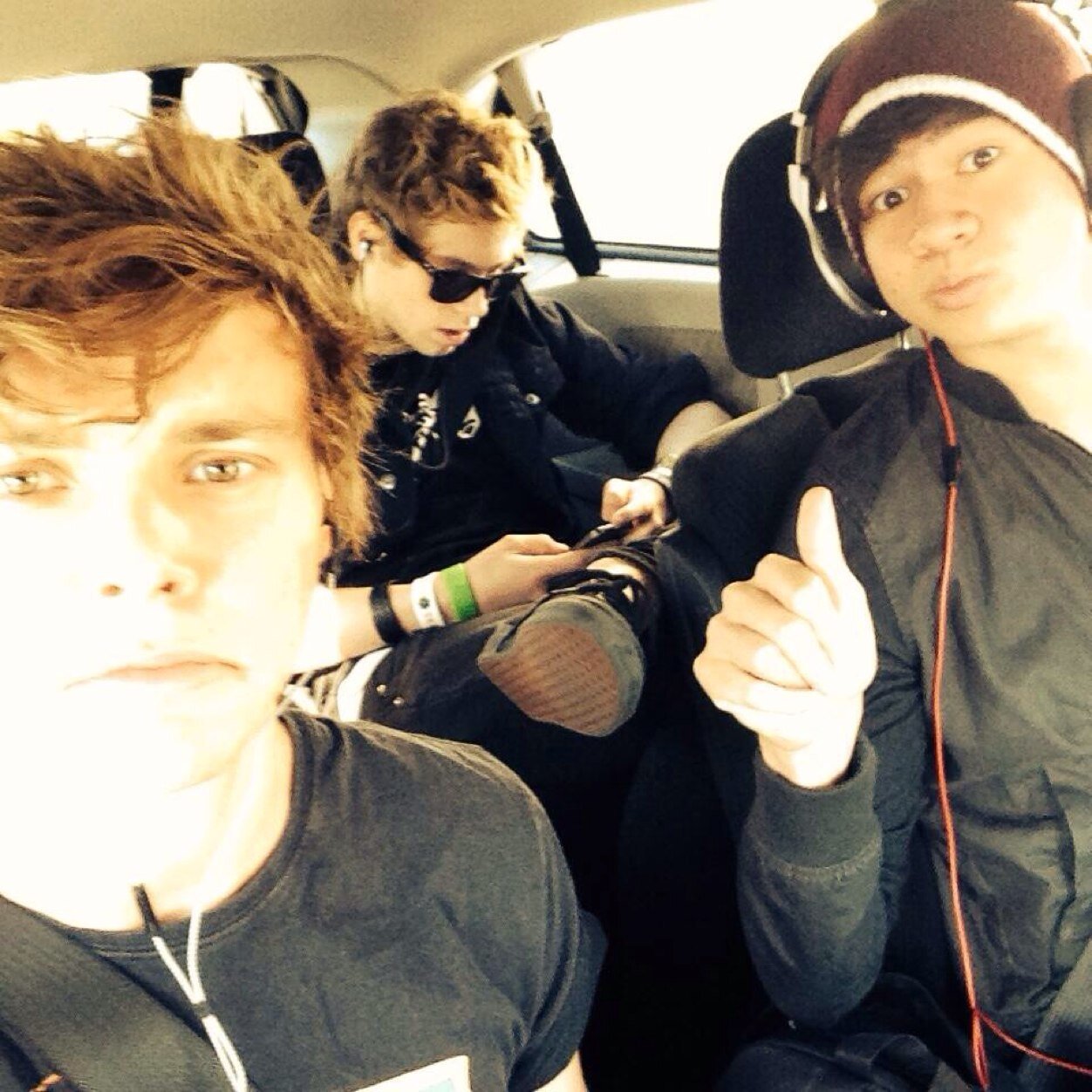 Follow @lolpunkrock5sos AND @frondclifford ask for a follow back