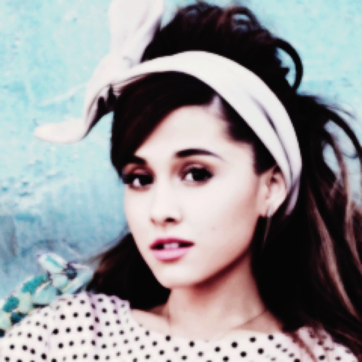 I love food but Ariana is more delicious {ariana follows, tweeted and faved}