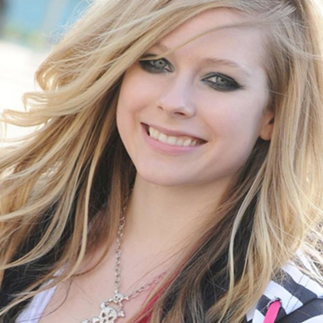 I love Avril Lavigne if u love her follow me;)