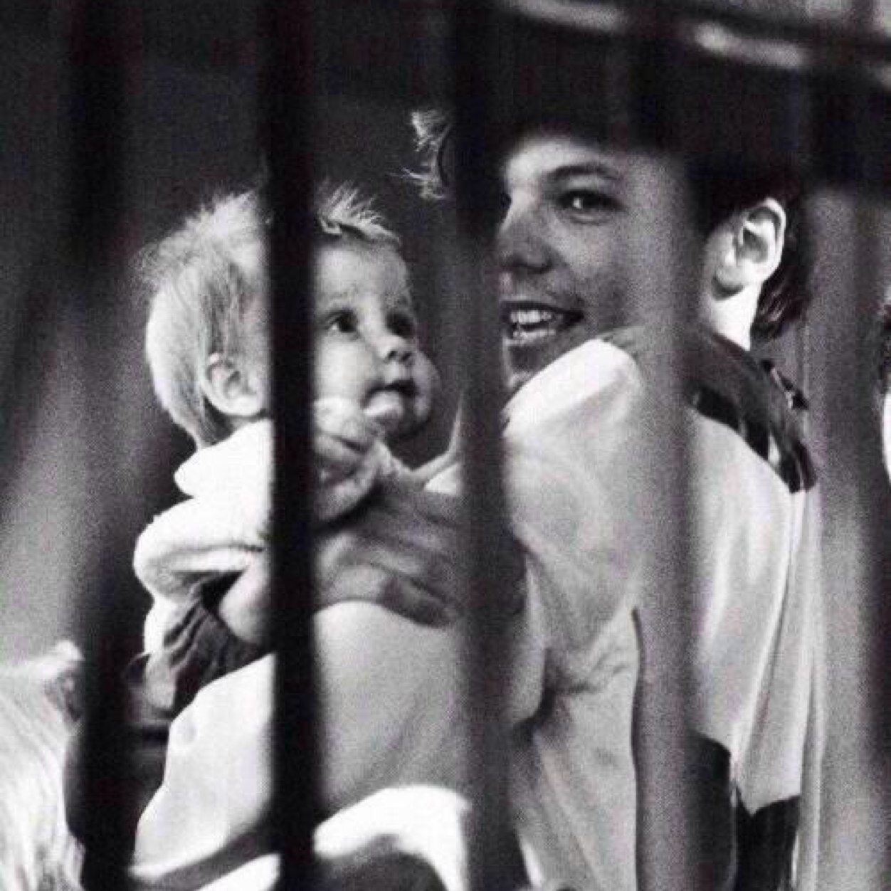 @louisyallgdr • louis • 20 • single • bisex • #spacciolabamba • mi piacciono i gatti e rimarrò zitello.