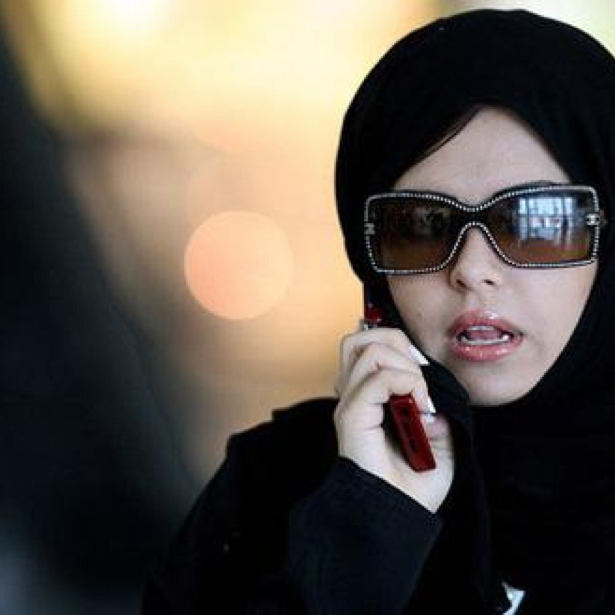 فينَي جوَع لضمتَك مدريَ ضمَا
ضمنيَ بالَحيلْ وديَ / احتويَك
ياعسَى عيَون العَواذل / للعمـىَ
مايبَوني احضنكَ وٱموتَ فيك