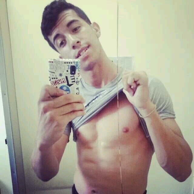 Eu gosto de pessoas simples que não faz esforço para aparecer, mas sim com sua simplicidade se torna especiais.