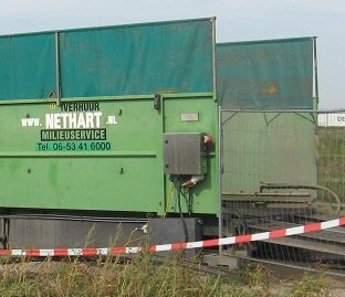 Verhuur van mobiele vrachtwagenwasinstallaties. Wielwasinstallatie voor reiniging truck bij verlaten van sanering vervuild terrein. Sinds 1995.