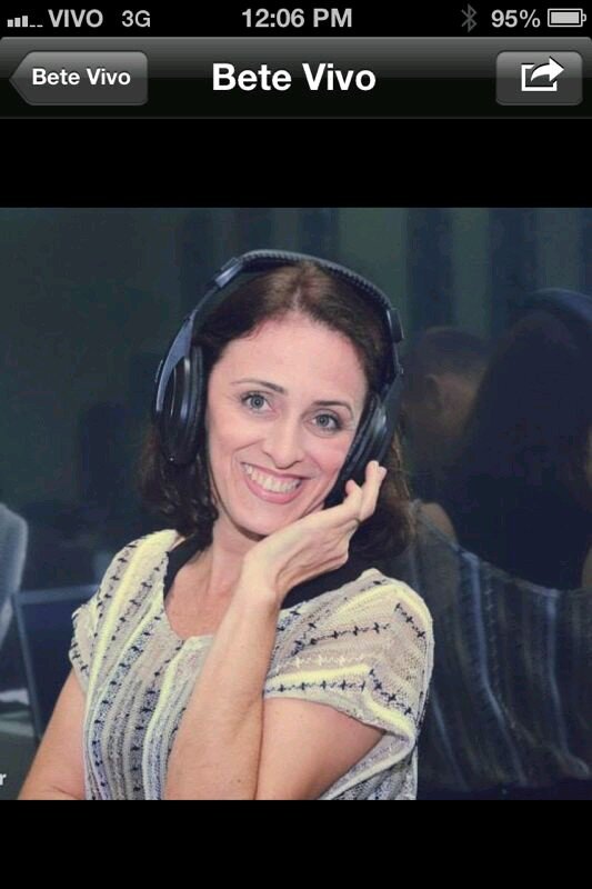 Adventista, Cantora, buscando a cada dia me aprimorar para render a Deus um louvor Digno de um verdadeiro Rei!!
 Frequento a igreja central de Vila Velha - ES