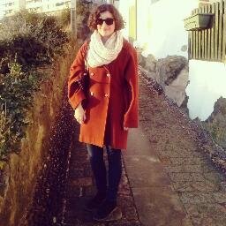 Soy María Ayani Gabilondo, licenciada en Bellas Artes, estoy estudiando diseño de moda, me gusta la ilustración, doy clases de inglés y euskera.