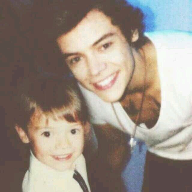 Hello! Plz follow @a_irati, she's going to follow back, just ask ♥ She's directioner, 5sos fam, and she loves wiz khalifa and lana del rey so much ♥